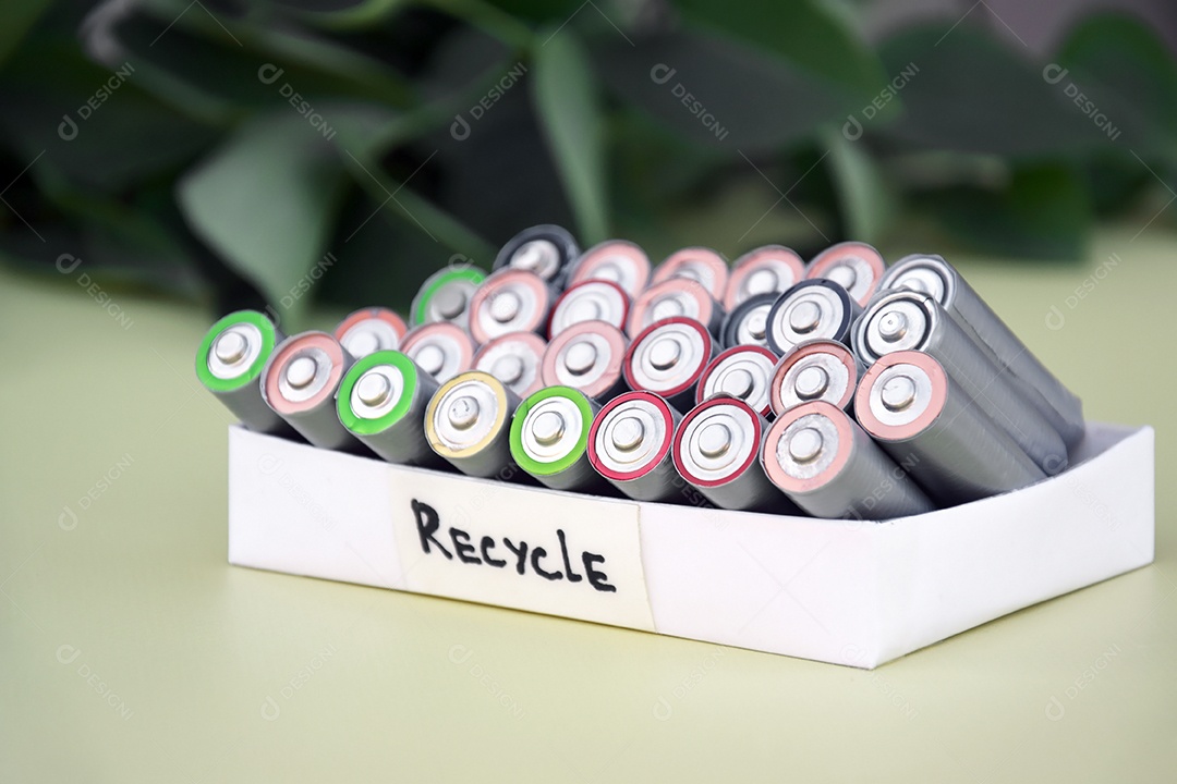 Pilhas dentro de caixa para reciclar