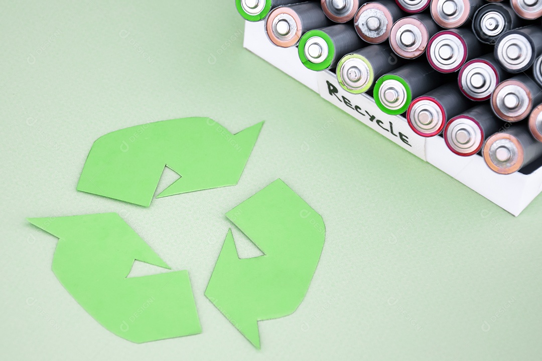 Caixa de pilhas velhas conceito de reciclar