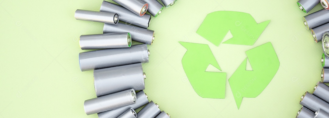 Pilhas descartadas em fundo verde