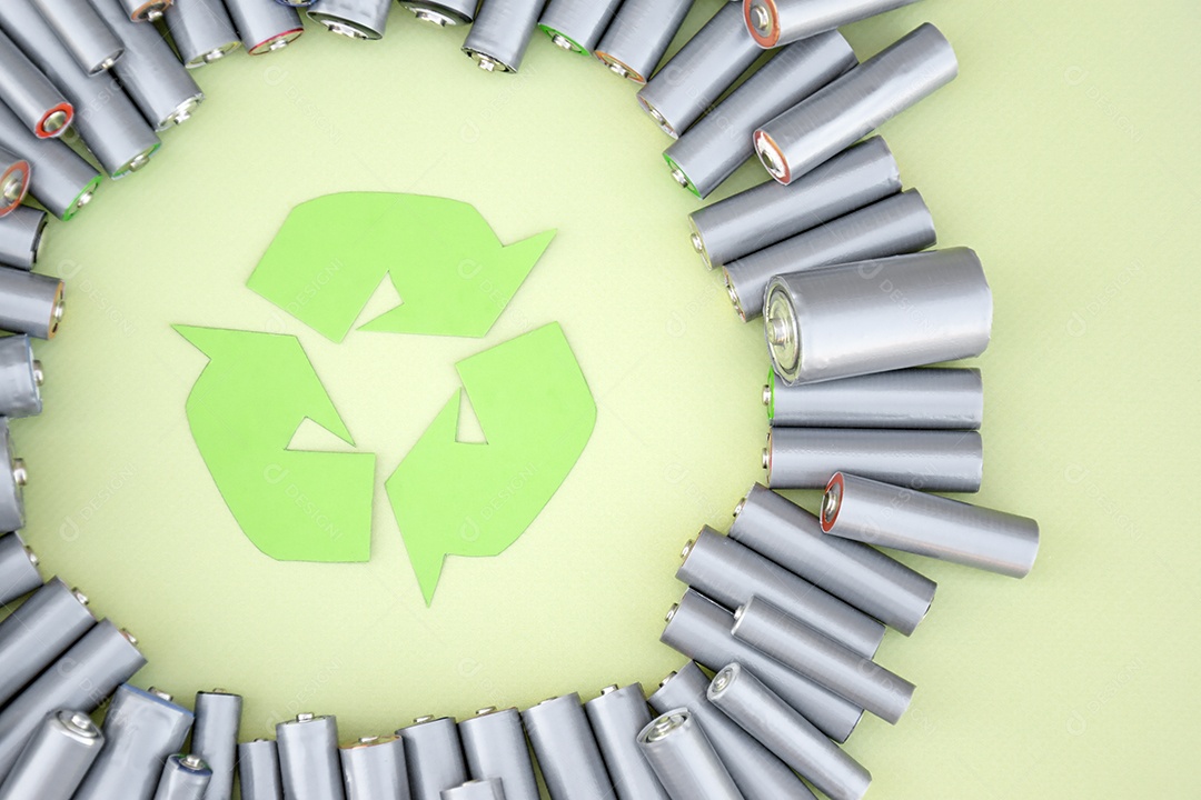 Pilhas em circulo sobre fundo verde