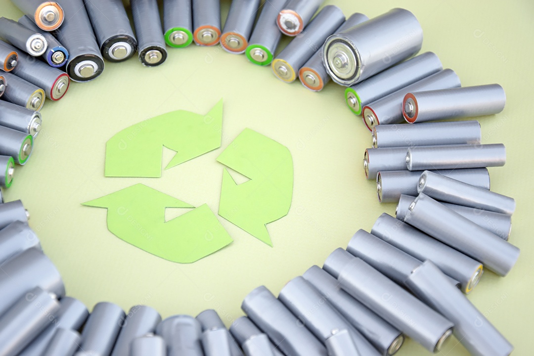 Várias pilhas descartadas para reciclar