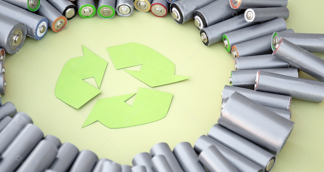 Muitas pilhas em volta de símbolo reciclagem