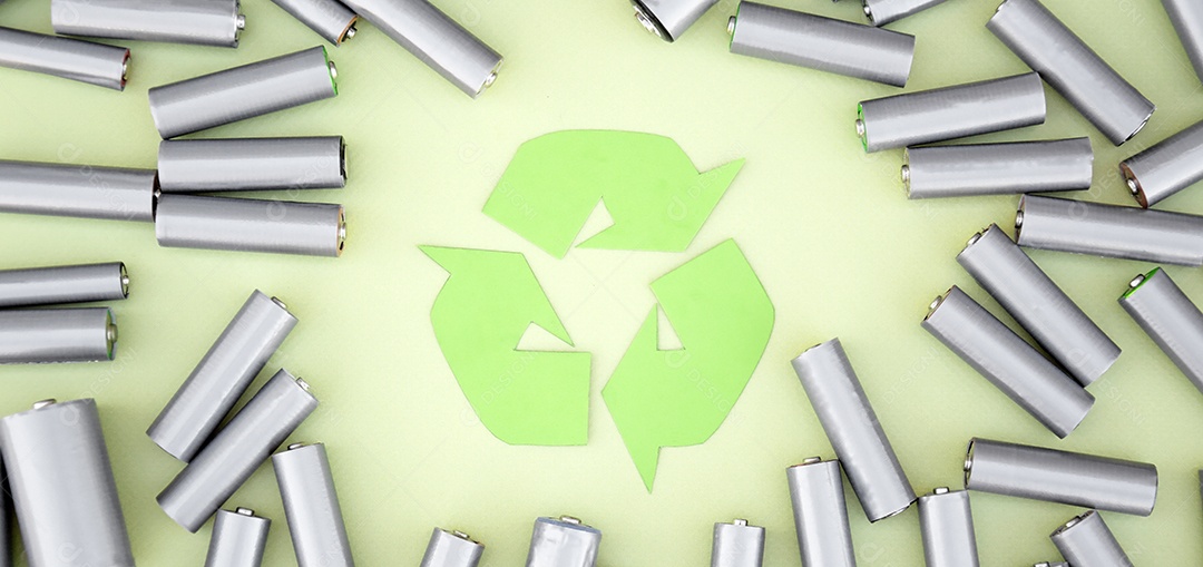 Mini baterias de pilhas velhas no conceito de reciclagem