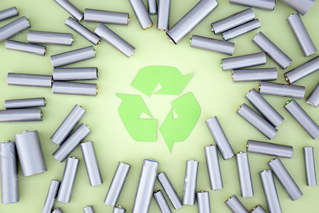 Pilhas usadas e descartadas com conceito de reciclagem