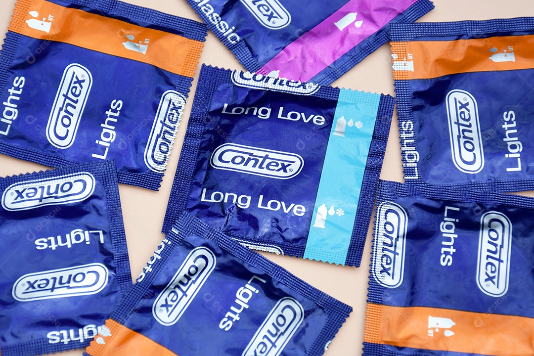 Preservativo Contex amor longo sobre fundo marfim