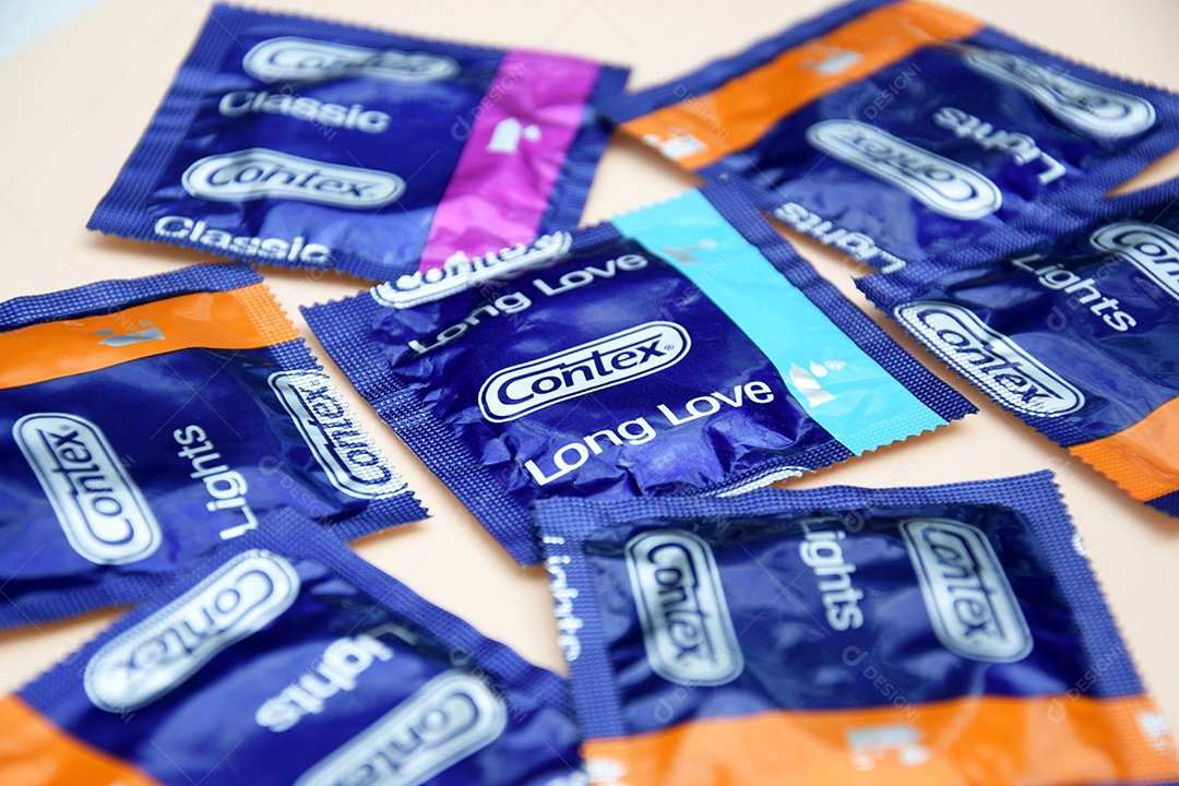 Camisinhas contex classic sobre fundo de marfim