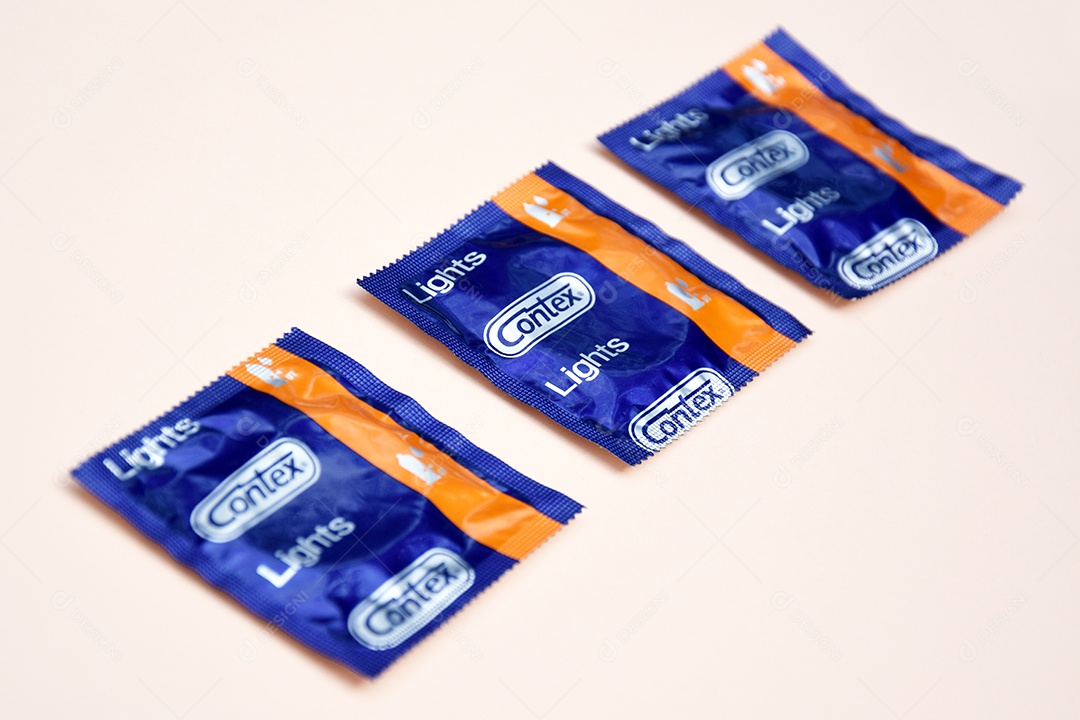 Três camisinha sobre fundo marfim