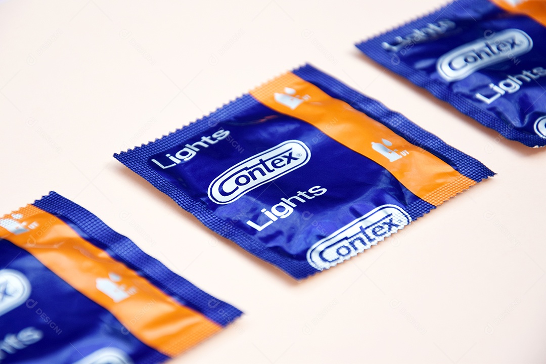 Contex lights preservativo sobre fundo marfim