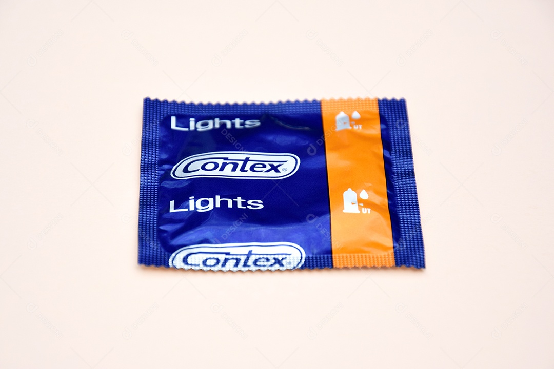 Camisinhas contex classic sobre fundo de marfim