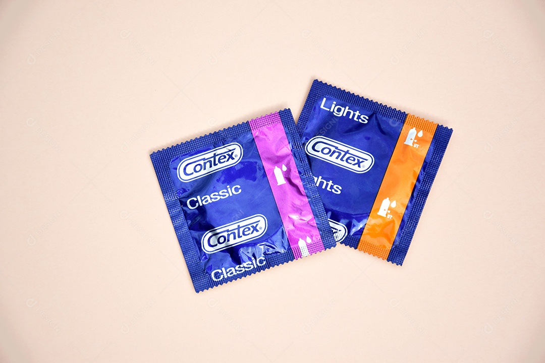 Camisinhas contex classic sobre fundo de marfim