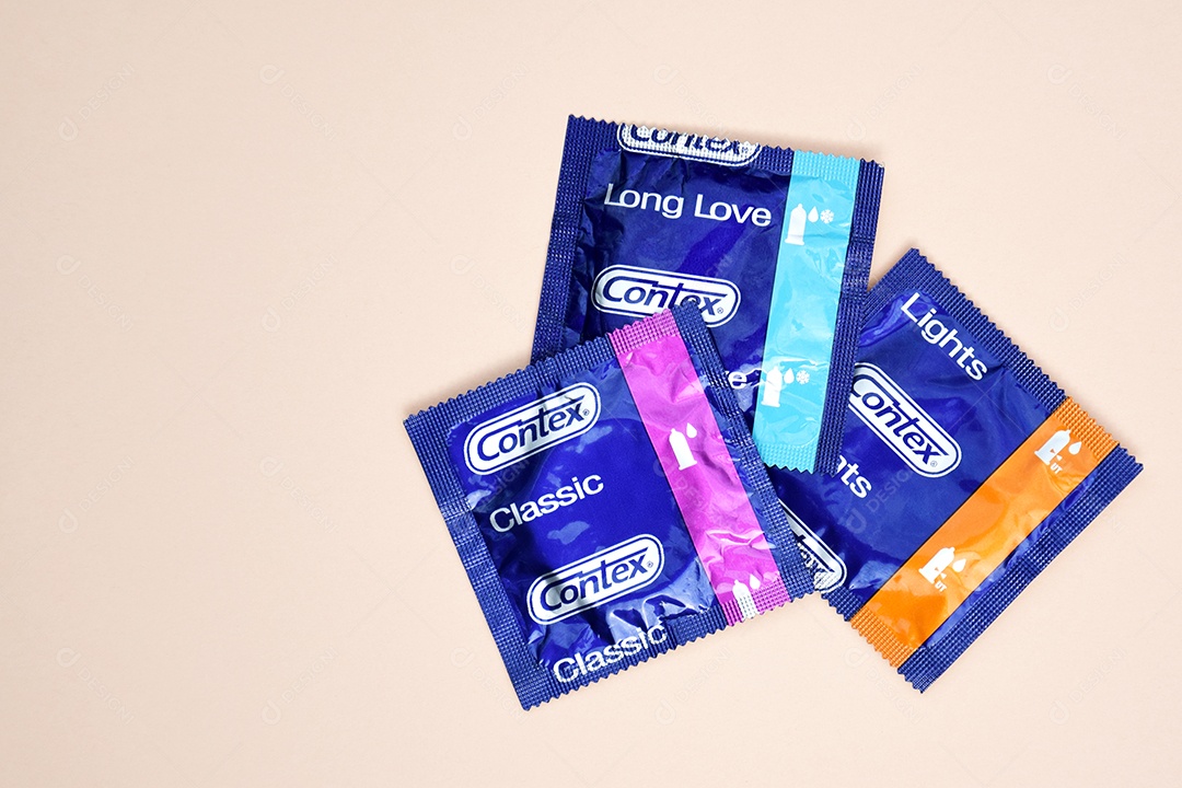 Contex camisinha sobre fundo marfim