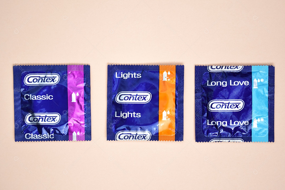 Preservativo Contex sobre fundo marfim