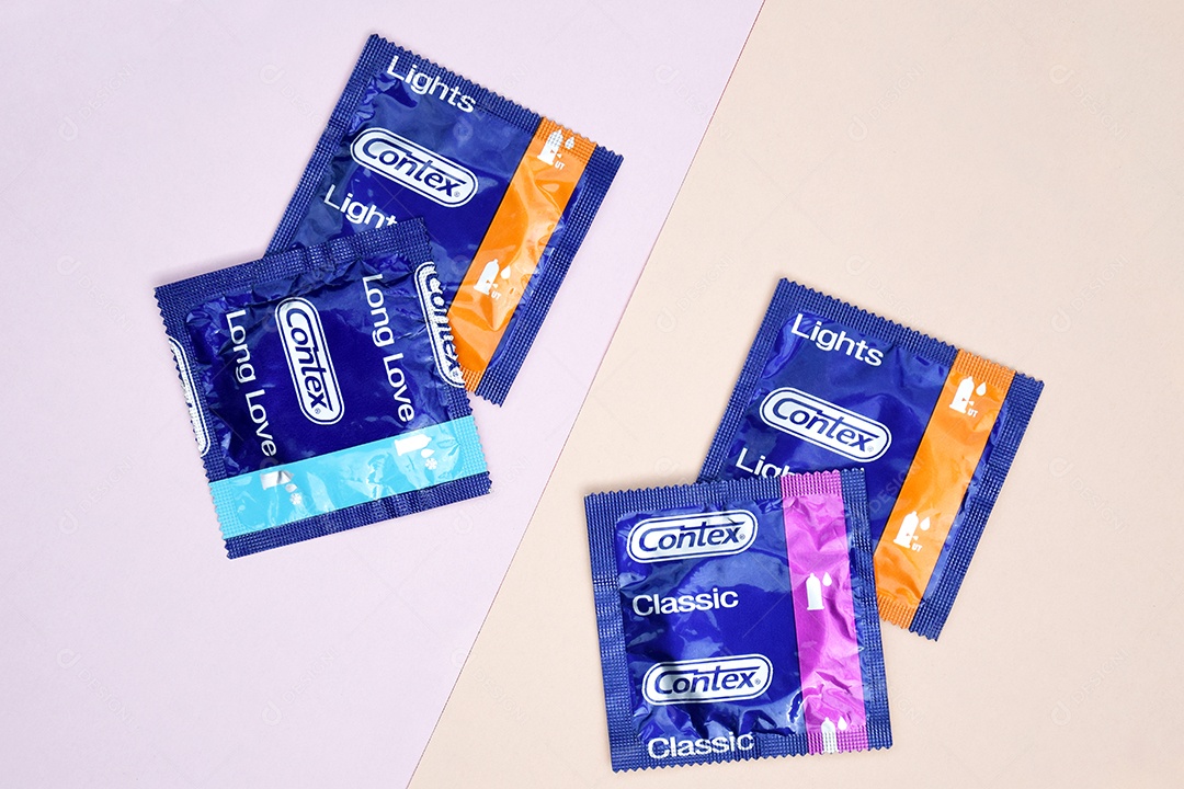 Camisinhas de luzes contex sobre fundo marfim