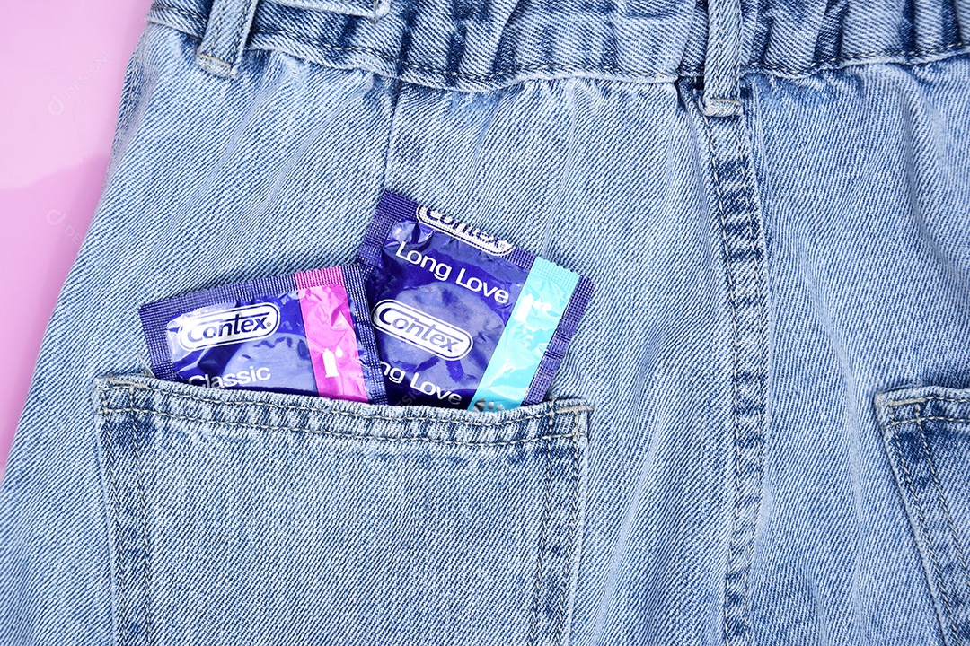 Calça jeans com camisinhas contex dentro do bolso