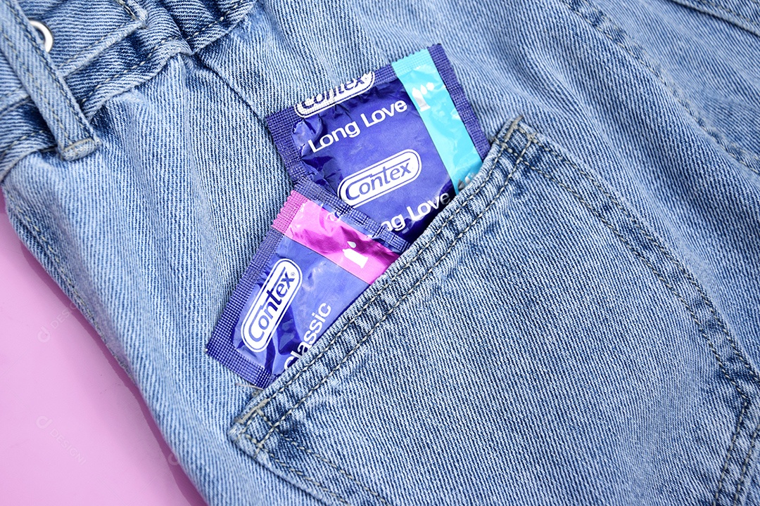 Calça jeans com preservativo dentro de bolso