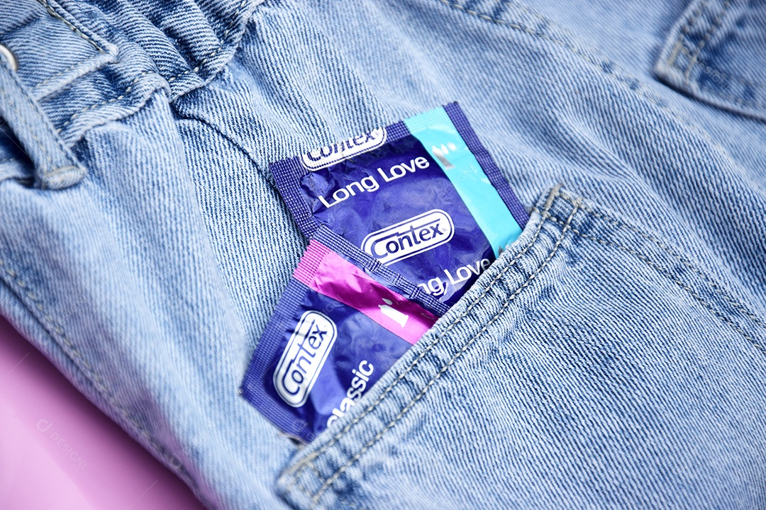 Camisinha amor longo dentro de bolso de jeans