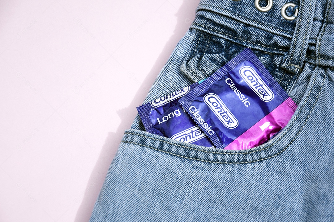 Bolso de calça jeans com camisinhas contex dentro