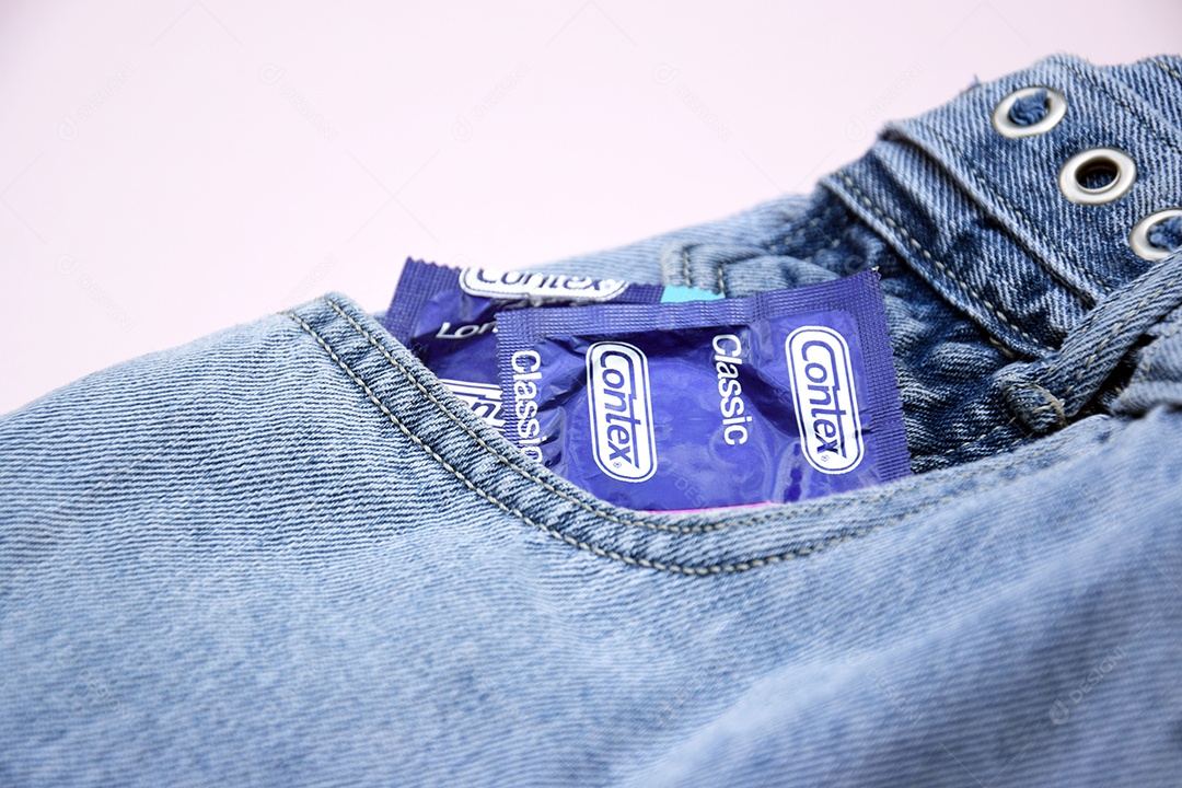 Preservativo contex em bolso de jeans