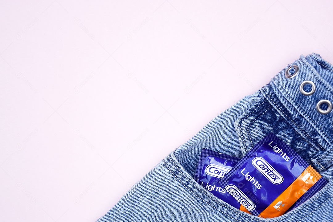 Bolso de roupa jeans com muitas camisinhas