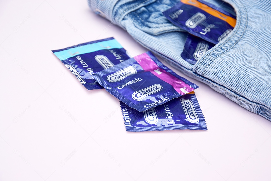 Muitas camisinhas em bolso de roupa jeans