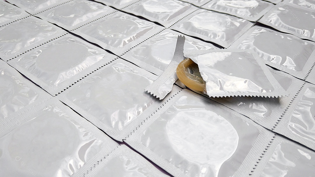 Muitas camisinhas de embalagem brancas