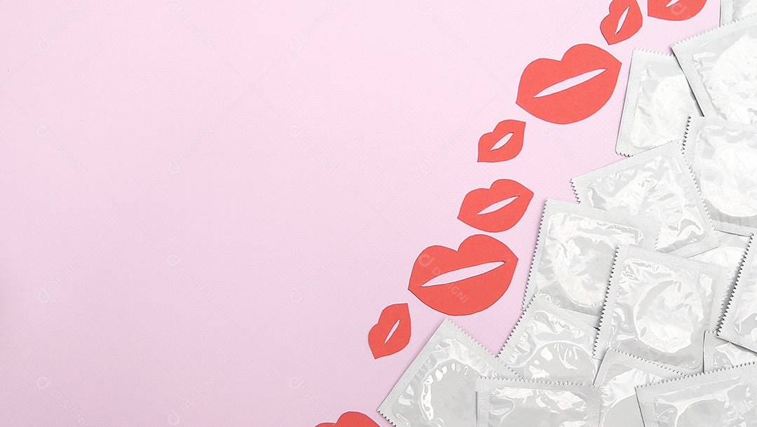 Preservativo de embalagem branca e bocas desenhadas sobre fundo lilás