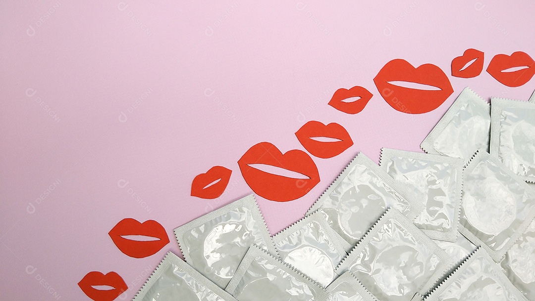 Bocas desenhadas e muitos preservativo sobre fundo rosa