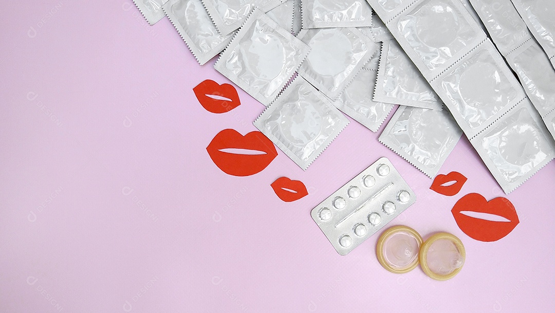 Muitas bocas desenhadas e camisinhas sobre fundo rosa