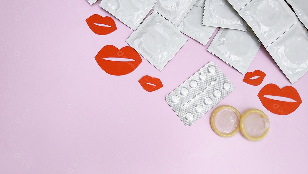 Muitas camisinhas e bocas de desenho sobre fundo rosa