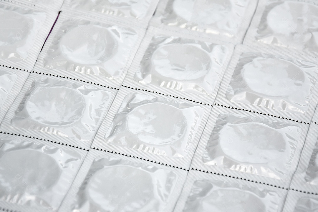 Muitos pacotes de camisinhas de embalagem branca