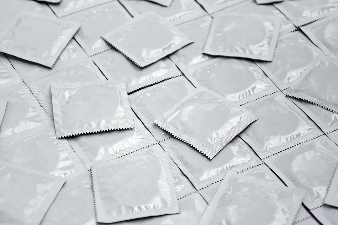 Muitos pacotes de camisinhas de embalagem branca