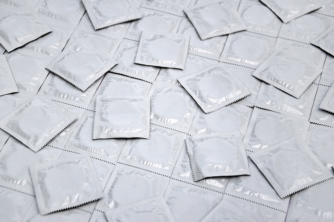 Muitos pacotes brancos de preservativos fechados