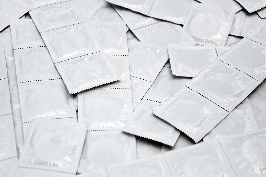 Muitas camisinhas juntas de embalagem branca