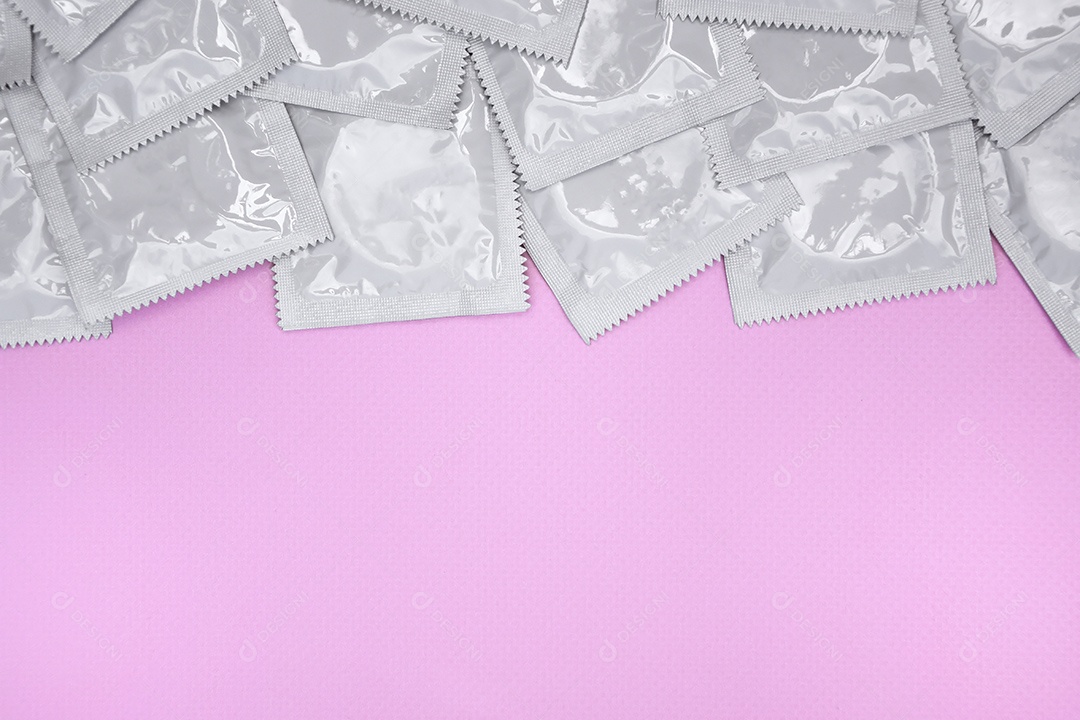 Camisinhas de embalagem  branca sobre fundo rosa