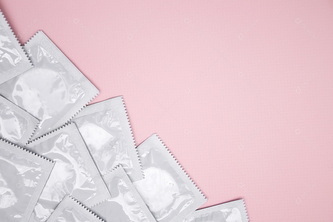 Preservativo de embalagem branca sobre fundo lilás