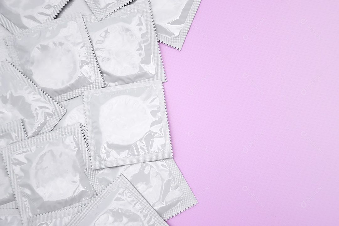 Camisinha de embalagem branca sobre fundo lilás