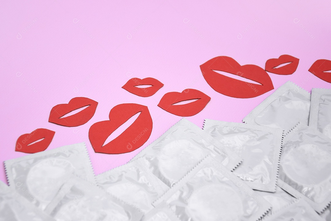 Camisinhas de embalagem branco sobre fundo colorido roxo