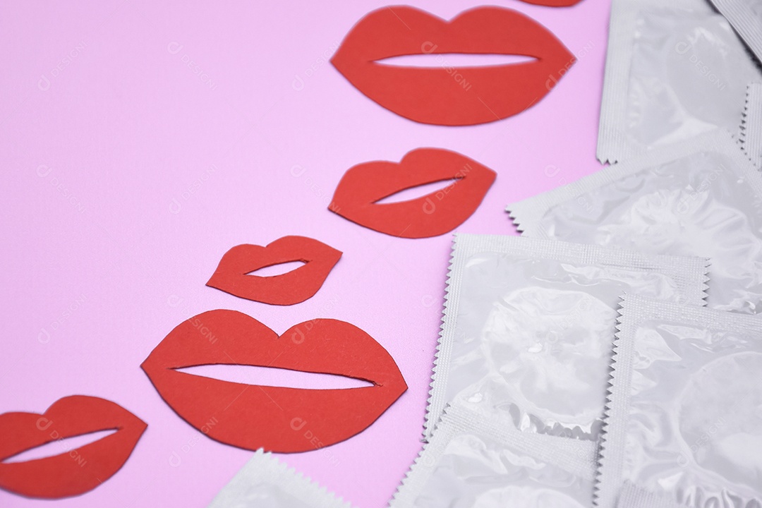 Muitas bocas desenhadas e camisinhas sobre fundo rosa