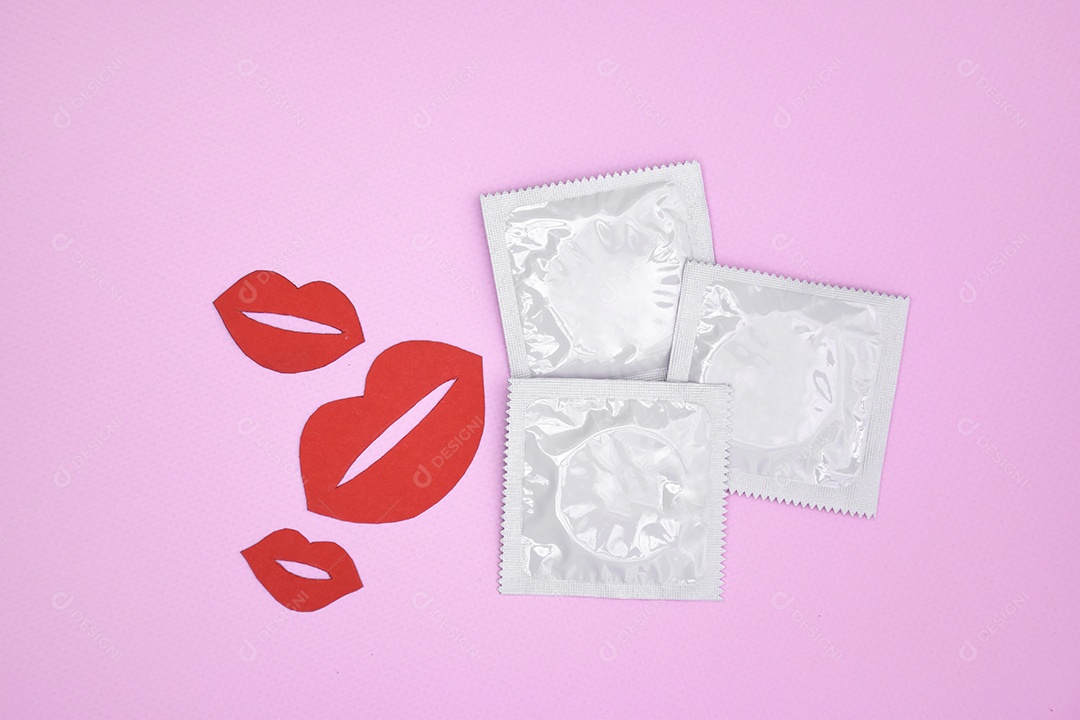 Preservativo de embalagem branca e bocas desenhadas sobre fundo lilás