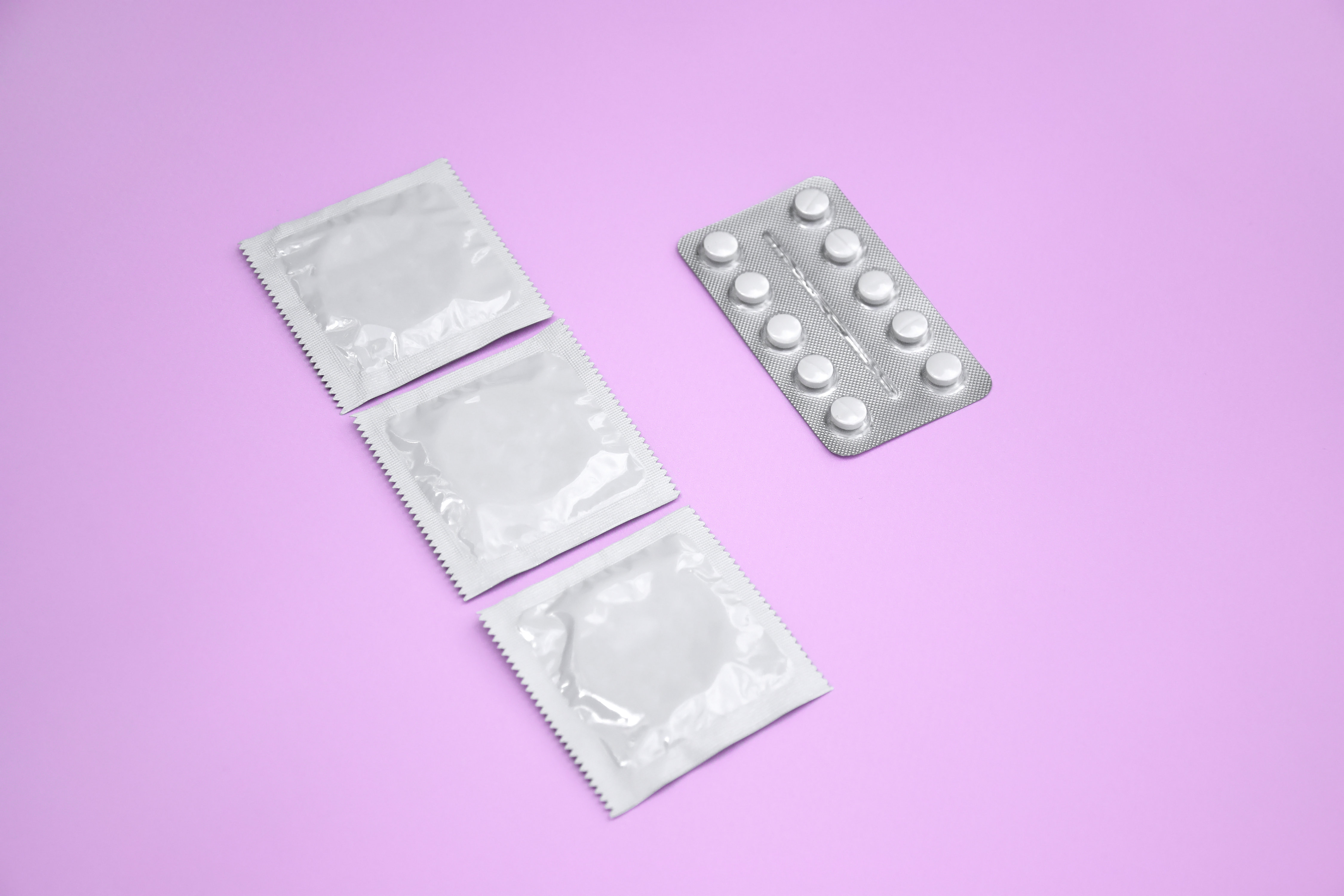 Preservativos e comprimido conceito de prevenção