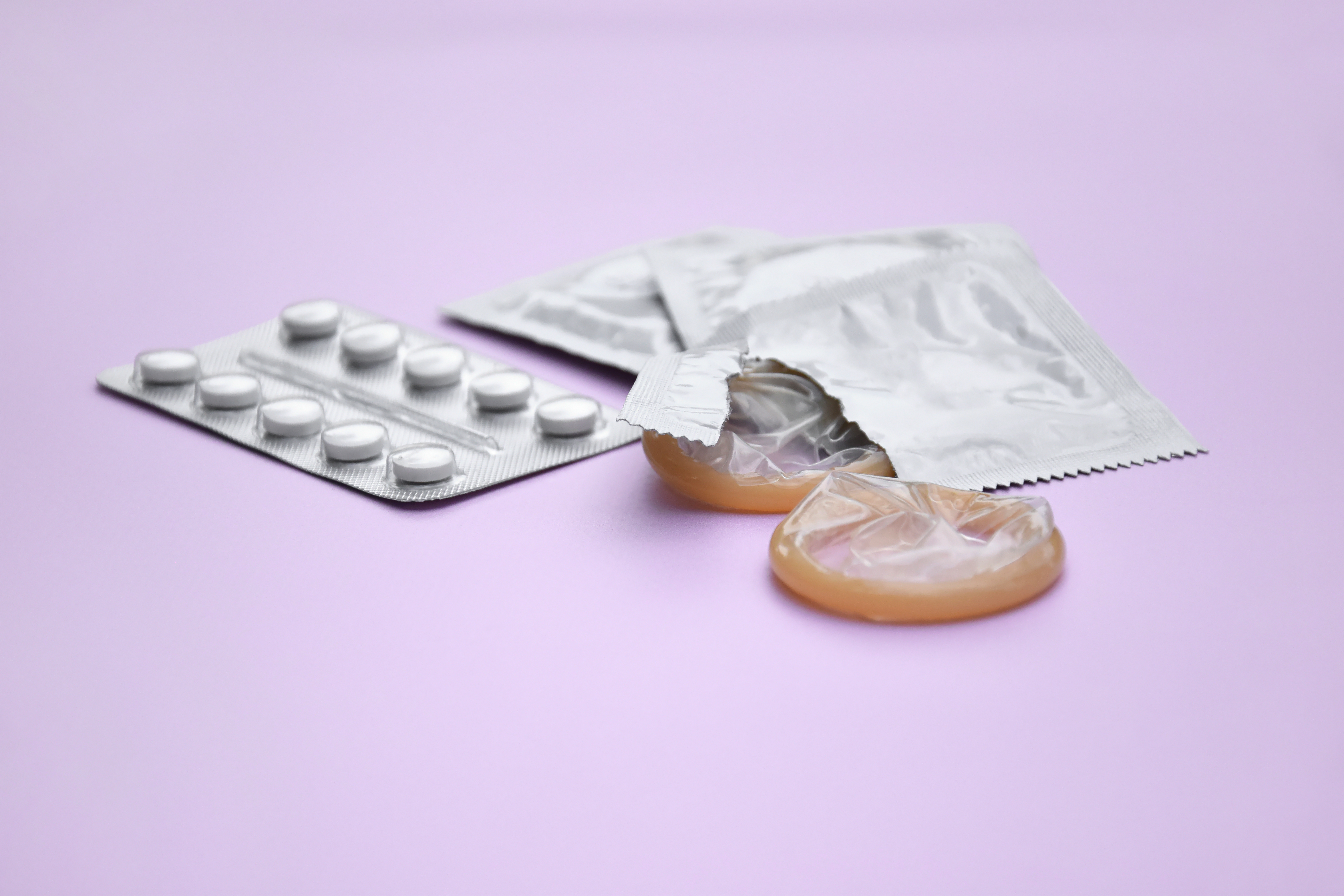 Camisinha e comprimidos conceito de prevenção