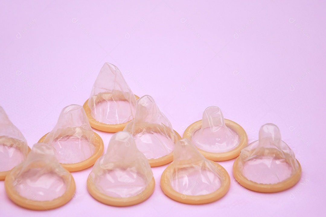 Muitos pacotes de camisinhas de embalagem branca