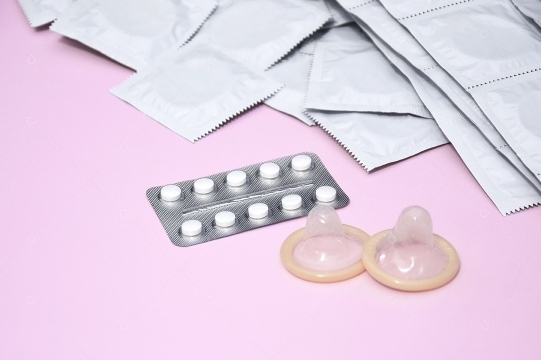 Preservativos comprimidos fundo rosa