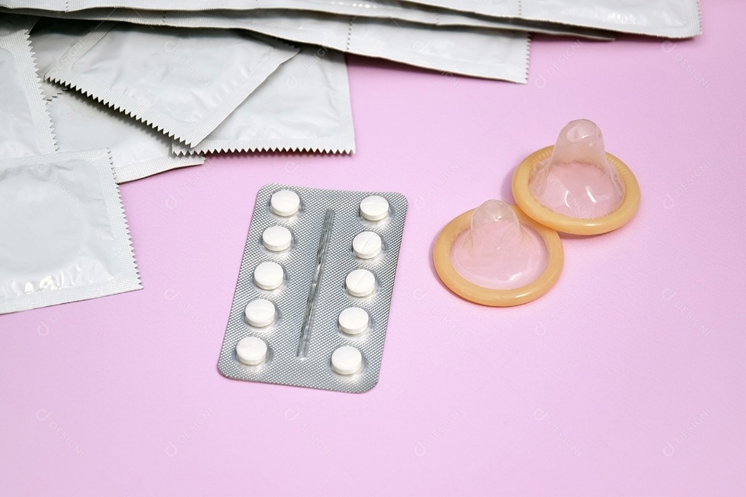 Camisinhas e cartela de comprimido sobree fuundo lilás