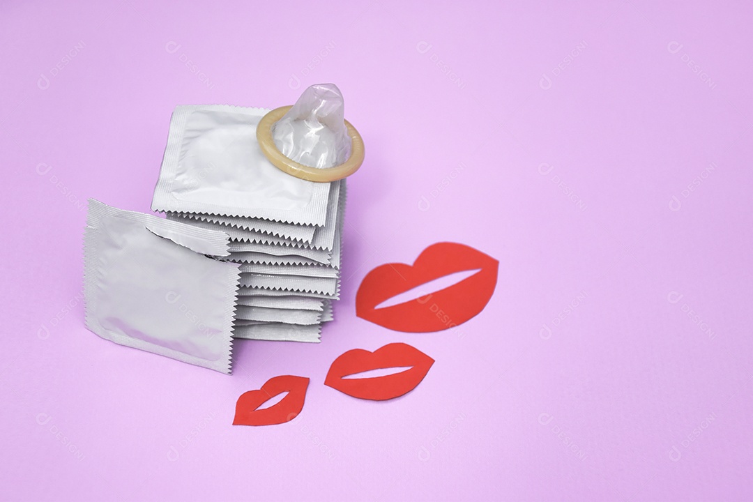 Pacotes de camisinhas sobre fundo lilás