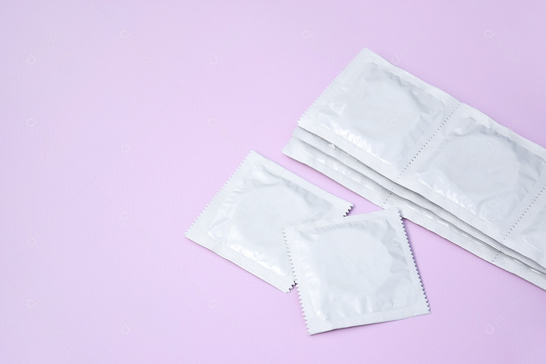 Pacotes de camisinhas sobre fundo lilás