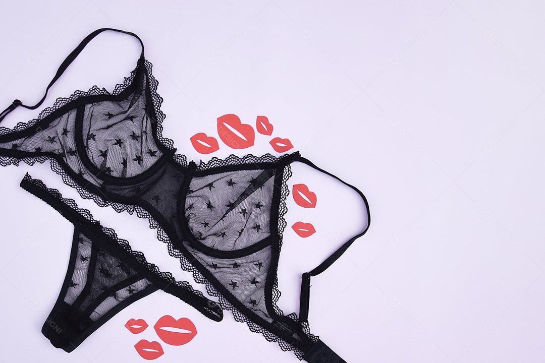 Conjunto de lingerie rendado com camisinhas sobre fundo claro