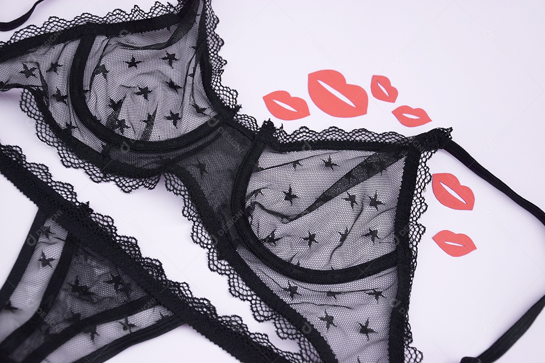 Conjunto sexy e beijos vermelhos sobre fundo claro