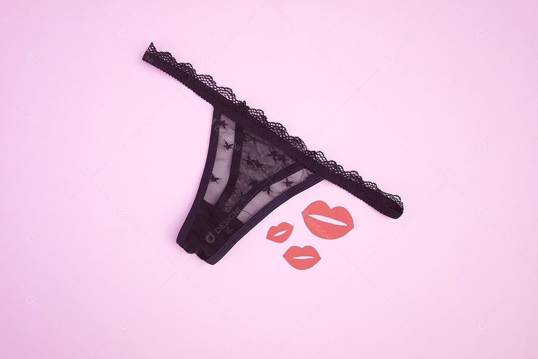 Calcinha sexy de renda com beijos vermelhos sobre fundo rosa