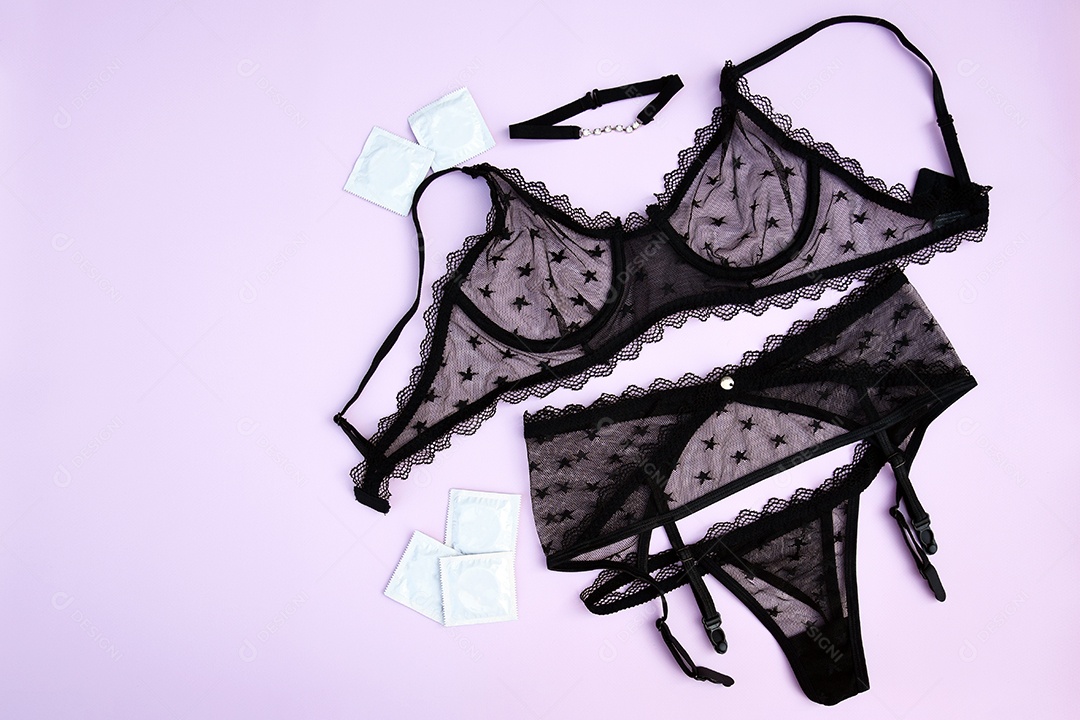 Conjunto de renda sexy com camisinha com fundo rosa